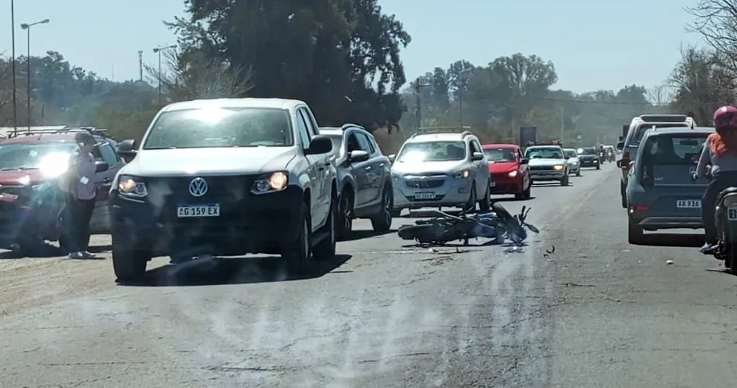 Moto tirada en el asfalto