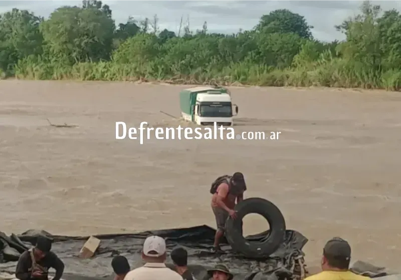 Camion en el rio Bermejo.