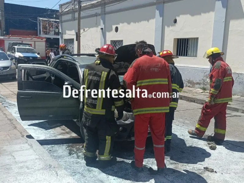 Los bomberos en el incendio del auto. 