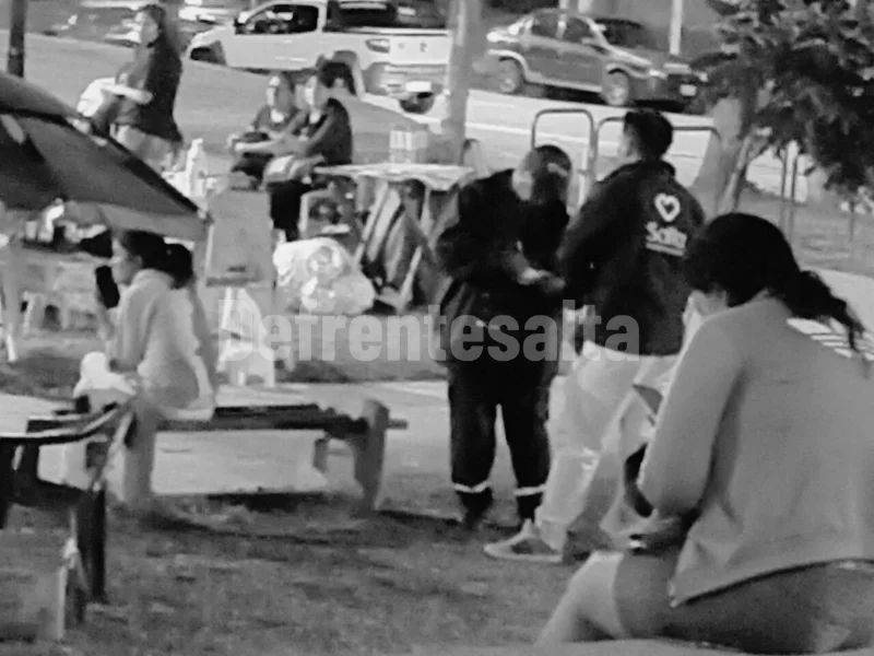 Inspectores notifican a vendedores ambulantes de plaza España. 