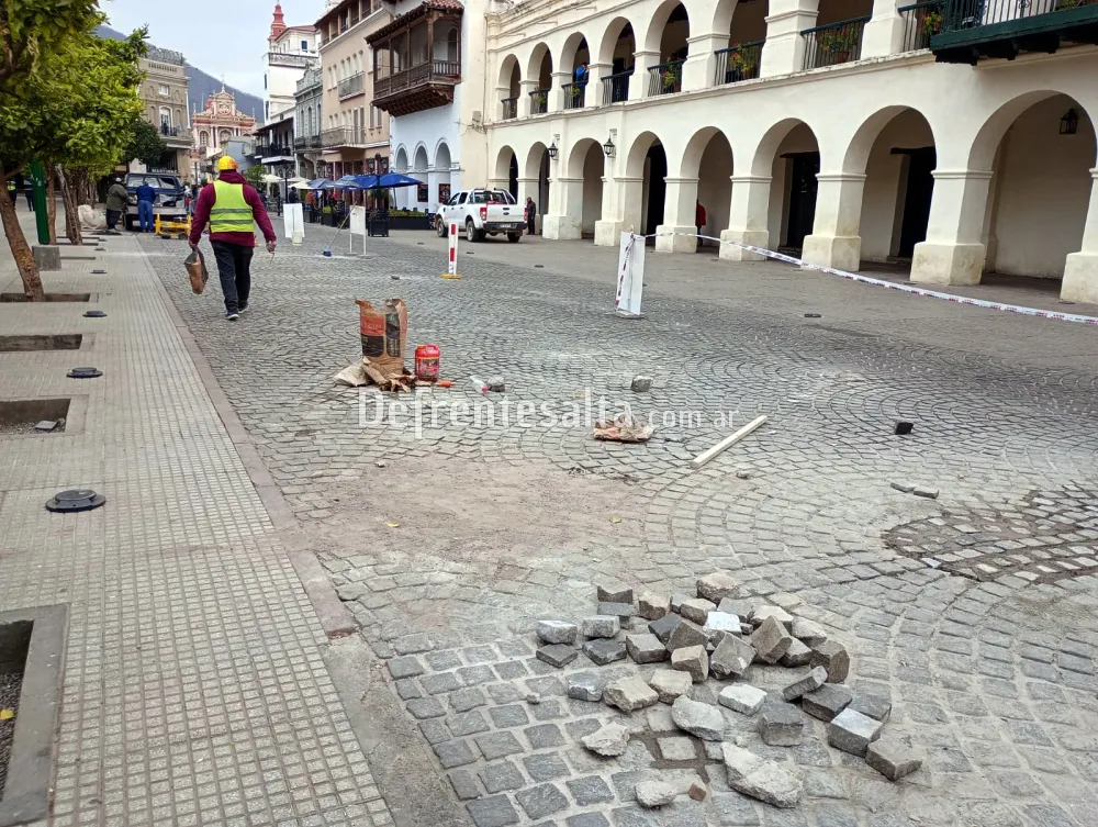Reparación de adoquines en la plaza