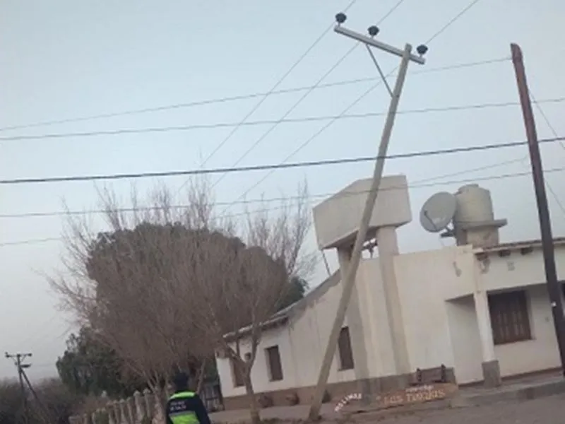 Postes caídos por fuertes vientos.