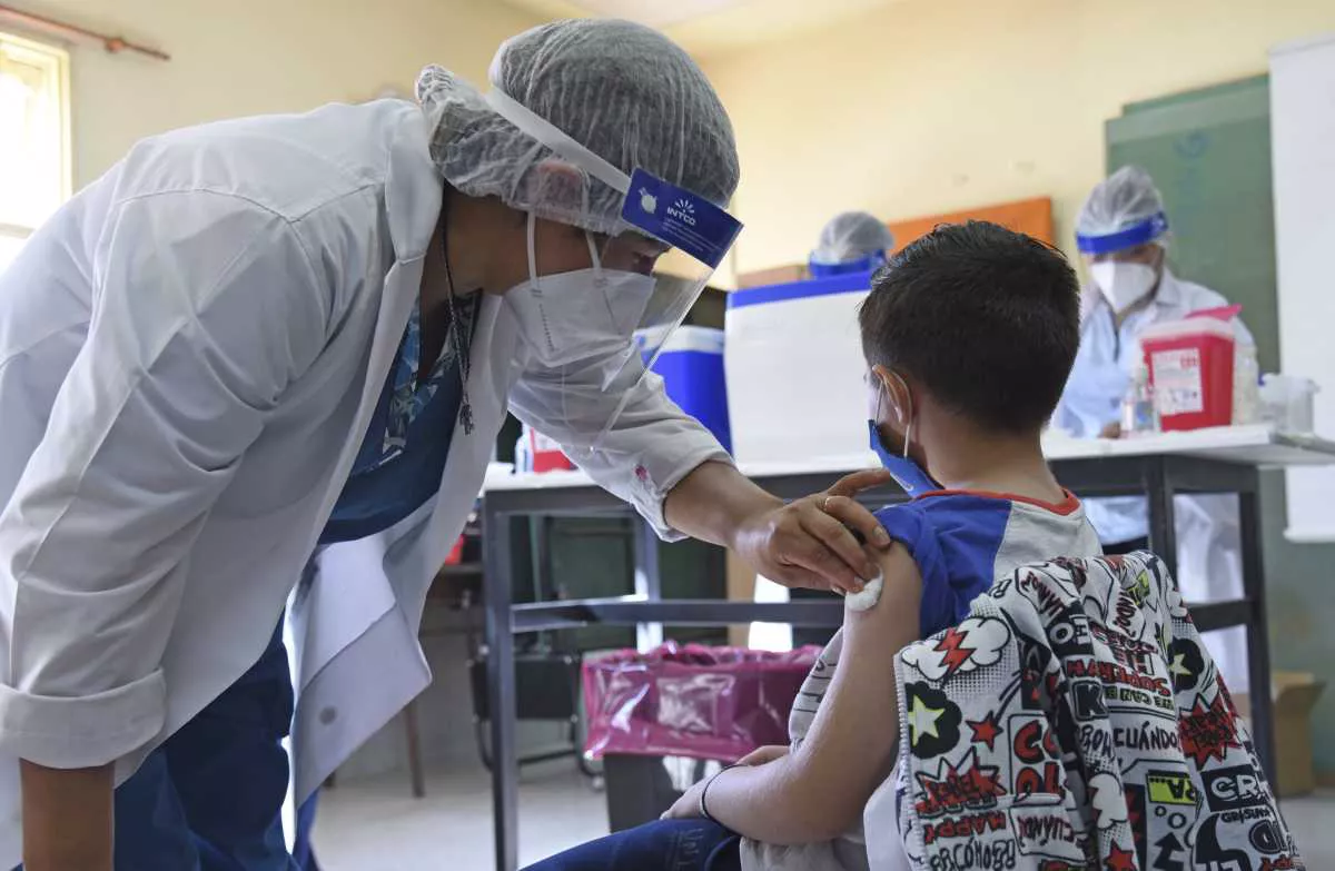 ag-nqn-vacunacion-pediatrica-en-la-escuela-125-de-nqn-salto-23