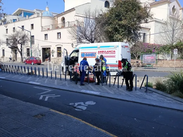 Samec y policías asisten a un hombre.