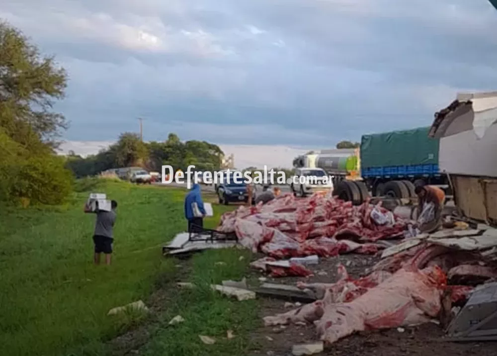 Camión volcó con carne