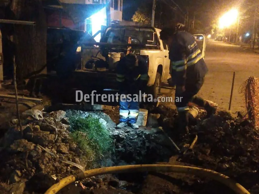 Operarios de Aguas del Norte en barrio Castañares.