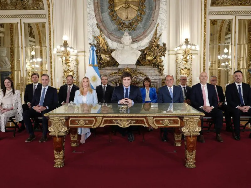 Javier Milei y sus ministros.