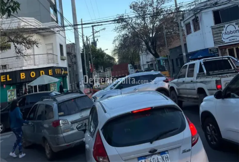 Tránsito colapsado en calle Deán Funes.