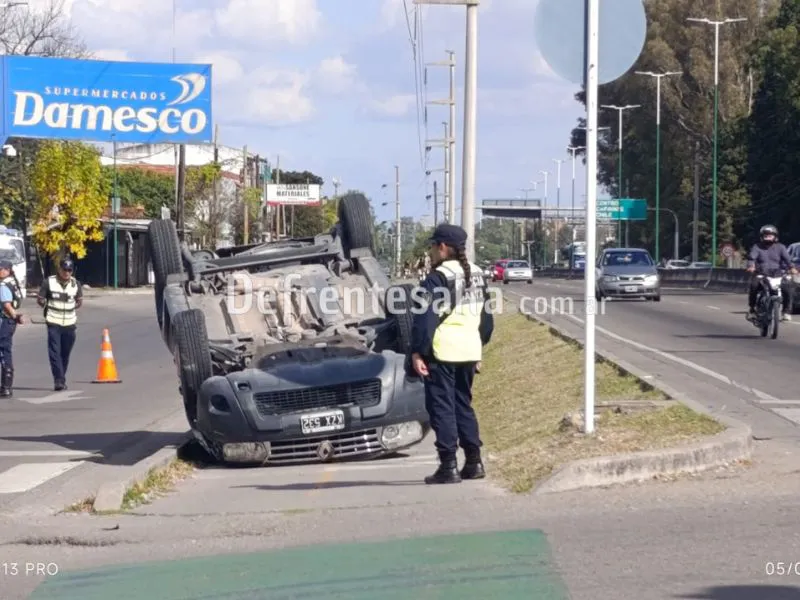 El auto volcado en avenida Bolivia.