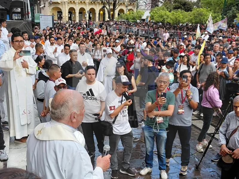 Padre Bernacki imparte la bendición.