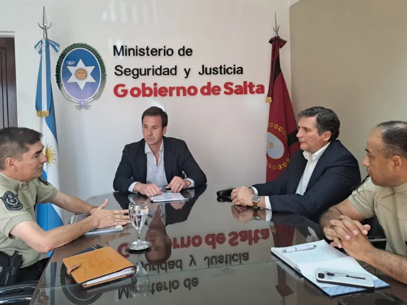 El ministro Sola con la Jefatura de Policía.