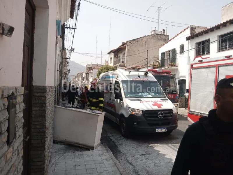 Incendio en España al 800. Foto: Adrián Bandori.