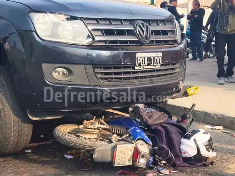 La moto tirada abajo de la camioneta