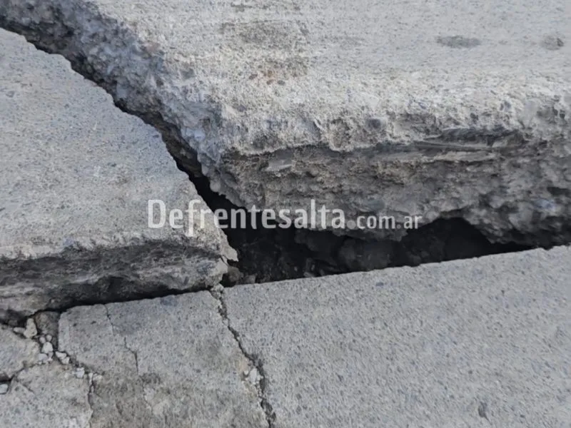 Pavimento hundido en av. José Contreras.