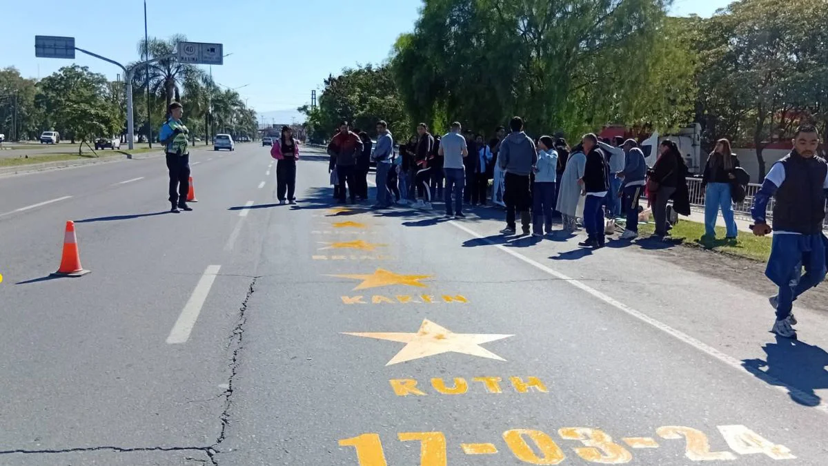 Familiares de las víctimas de la tragedia de Avenida Paraguay pintaron estrellas amarillas antes del juicio.