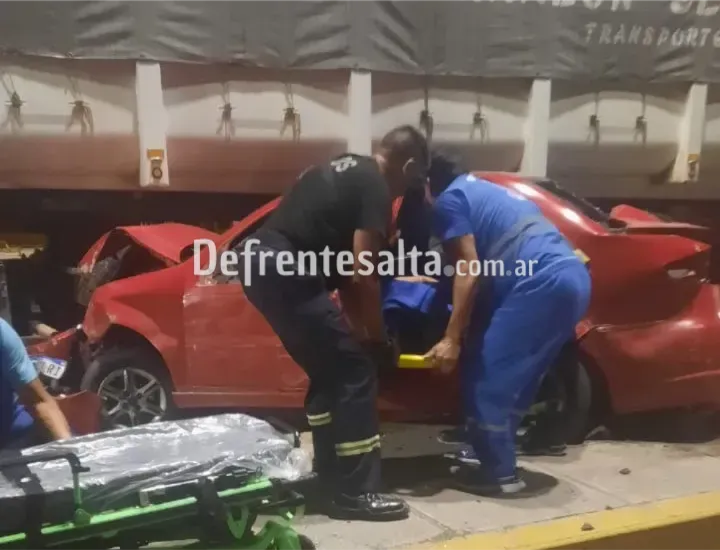 Equipos de emergencia rescatan la víctima