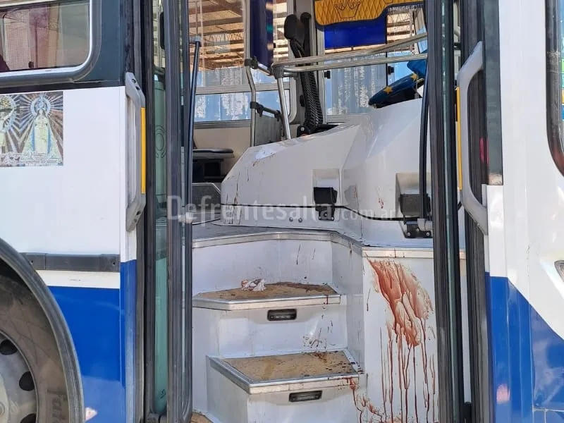 Manchas de sangre en el colectivo del 7A. 