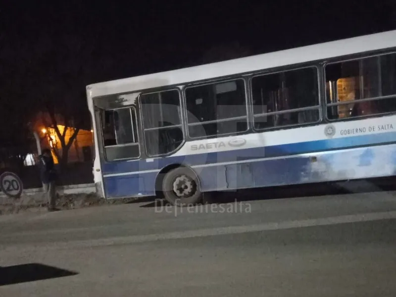 El colectivo atascado en una obra.