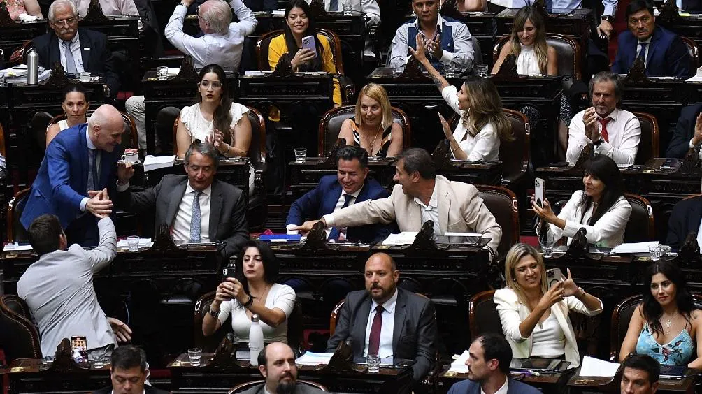 Diputados celebran la aprobación de la Ley Ómnibus