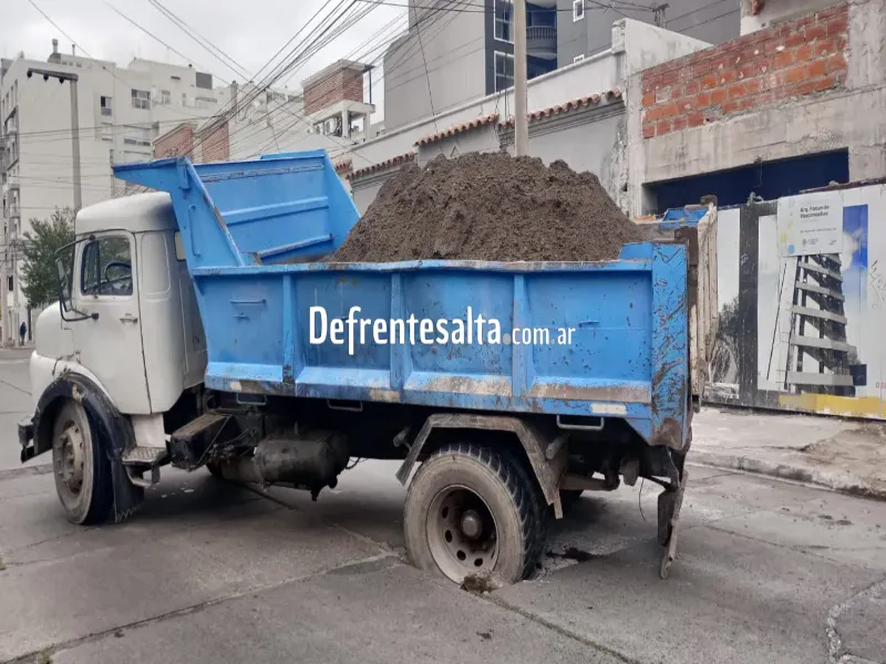 Camión hundido en pavimento