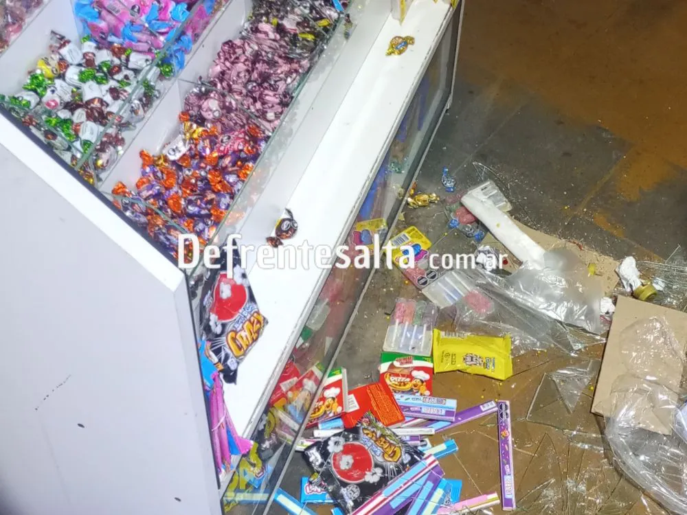 Borracho destrozó una caramelera.