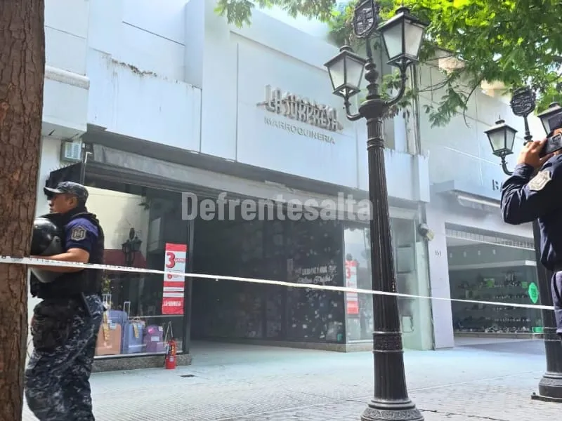 Principio de incendio en local de peatonal Alberdi.