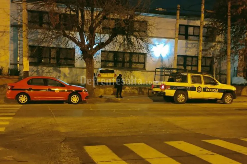 Un auto se inscrustó en una pared