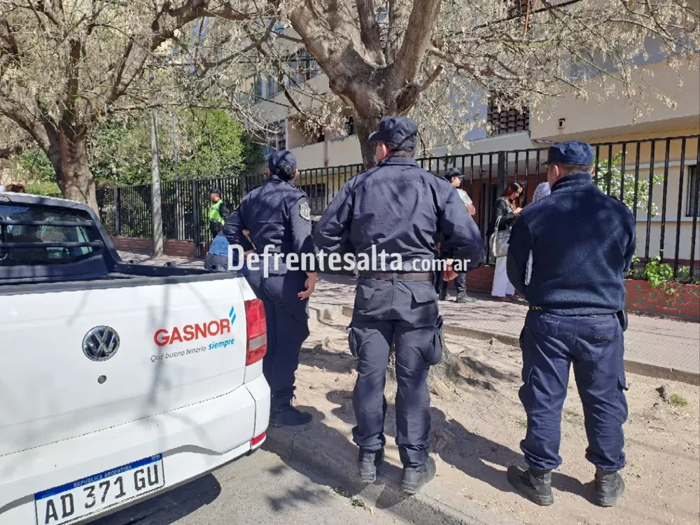 Policias resguardar en el lugar del hecho