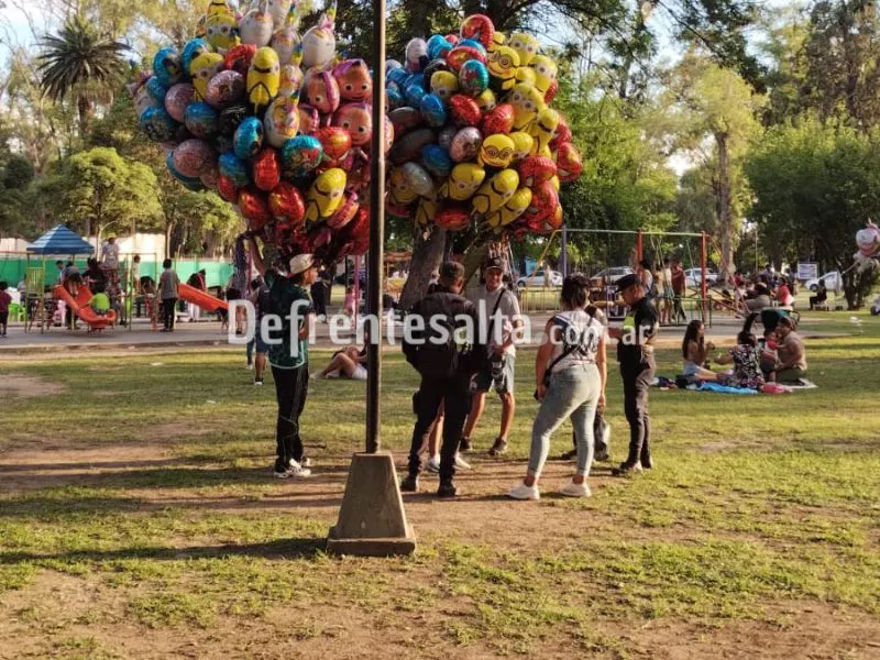 Vendedores de globos y la Policía. Foto: A.M
