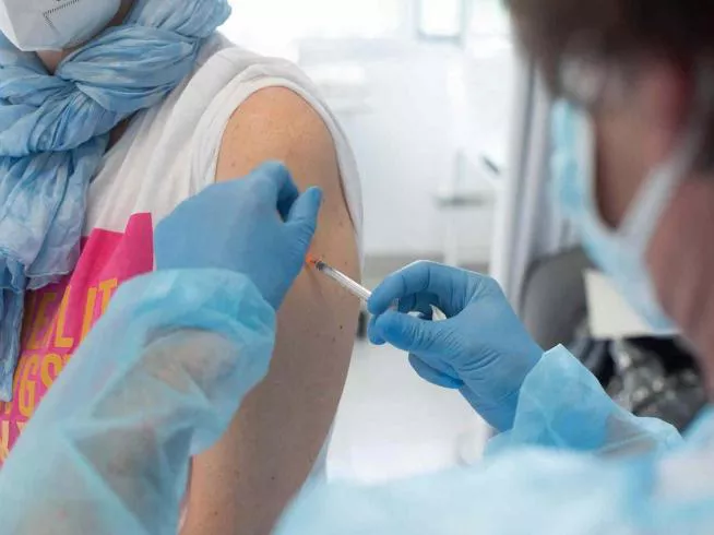 vacunacion-de-la-covid-19-en-el-centro-de-salud-de-la-almozara-de-zaragoza-vacuna-coronavirus-covid-gsc.r_d.709-474