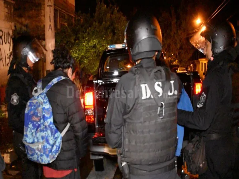 Policía en Salta en barrio El Pilar.