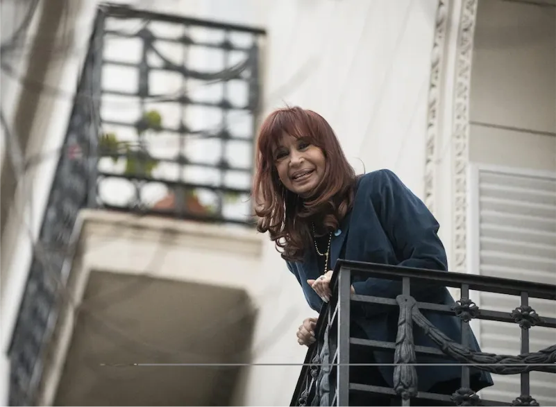 Cristina Kirchner saluda desde el balcón.