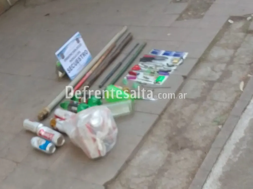 Drogas y armas blancas secuestradas.