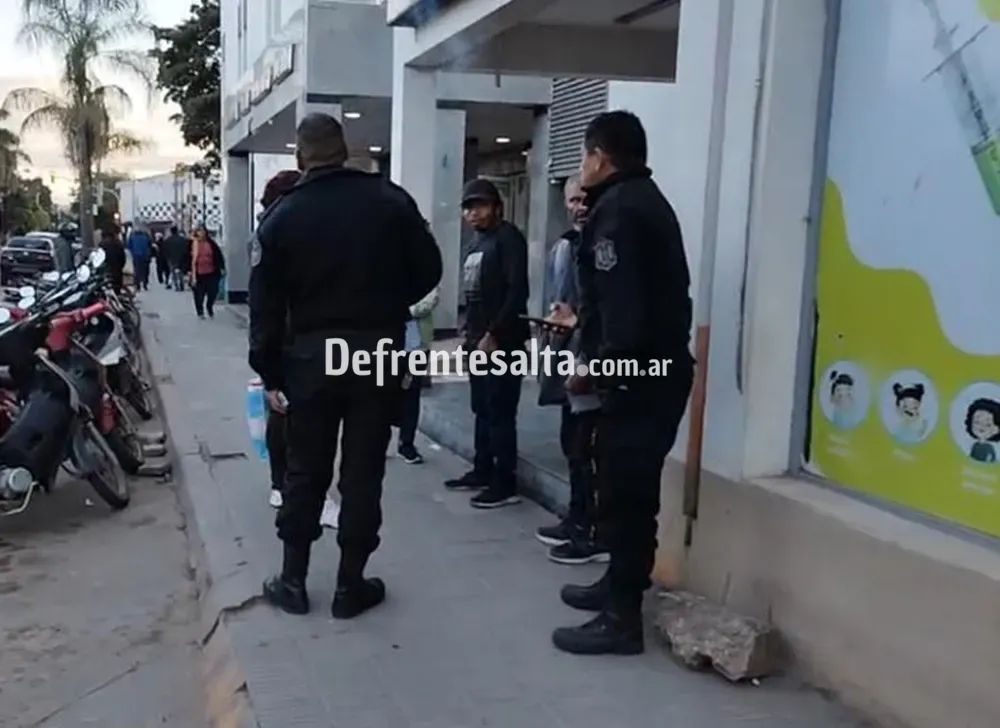 La policía junto a familiares de la beba