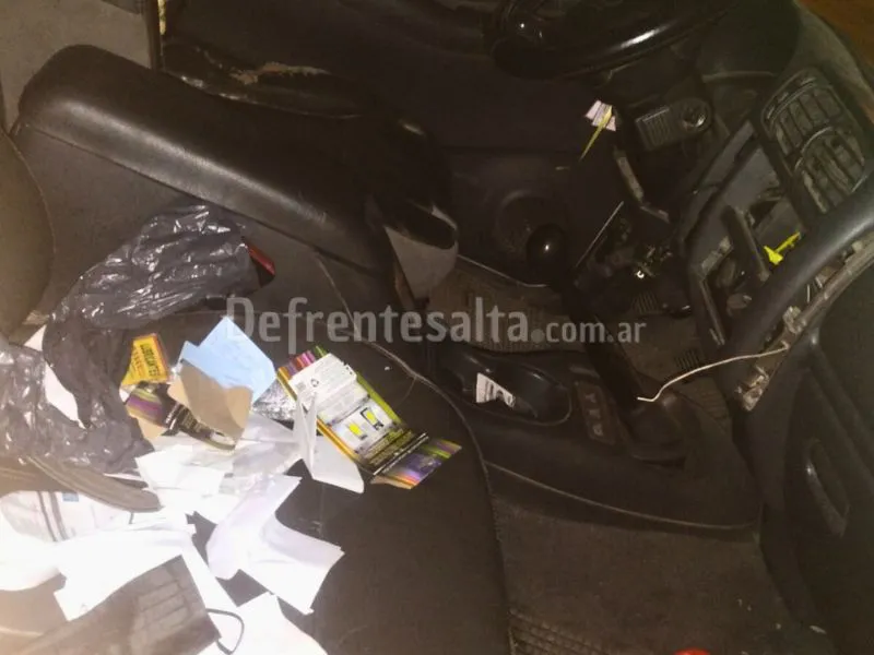 De este auto robaron un stereo.