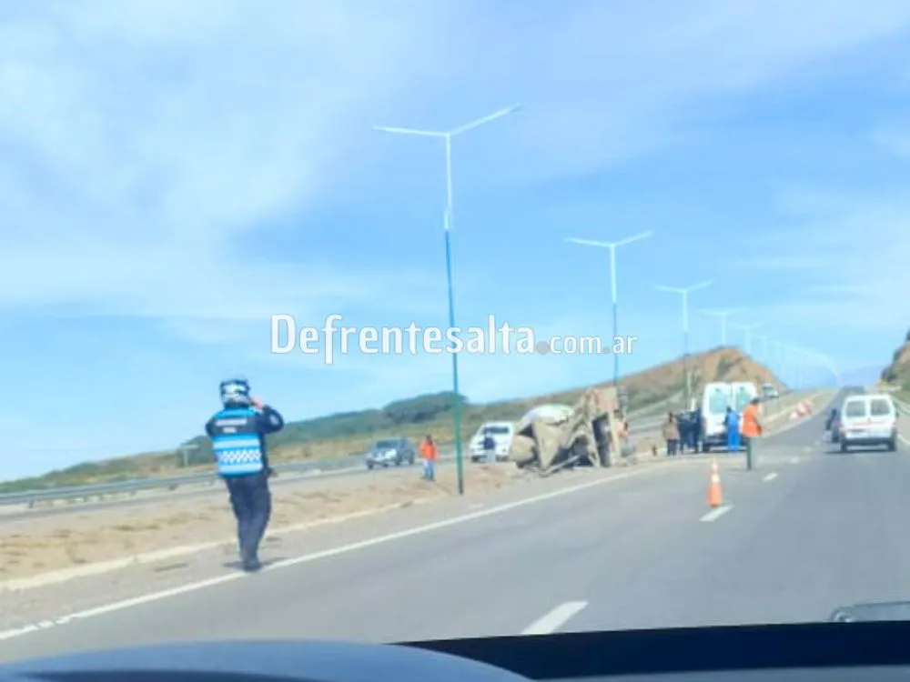 Vuelco de camión.  Imagen: Rodrigo Castro.