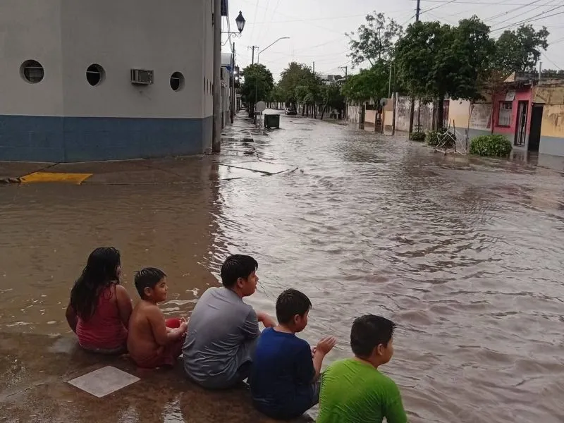 La tormenta dejó calles anegadas en Orán.