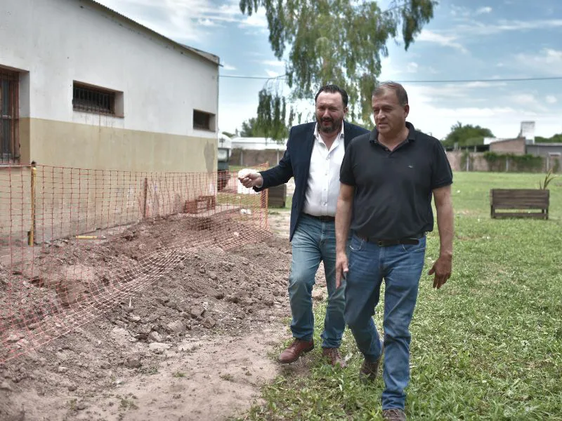 Alberto Castillo recorre las obras en las escuelas.