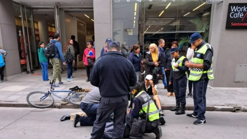 Policia ayudan al abuelo a levantarse