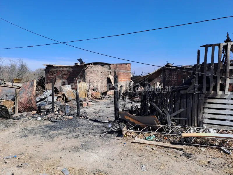 Incendio destruyó todo en Ampliación 20 de junio.