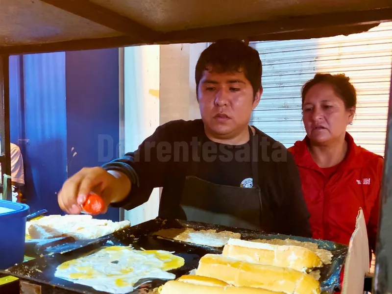 Leonel vende milanesas de $1000 junto a su madre Elsa.