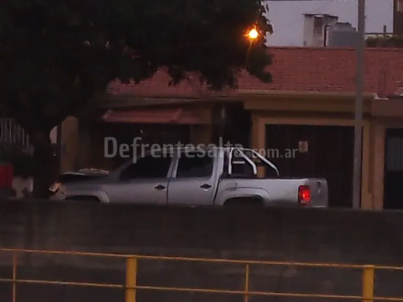 La camioneta que impactó contra el árbol.