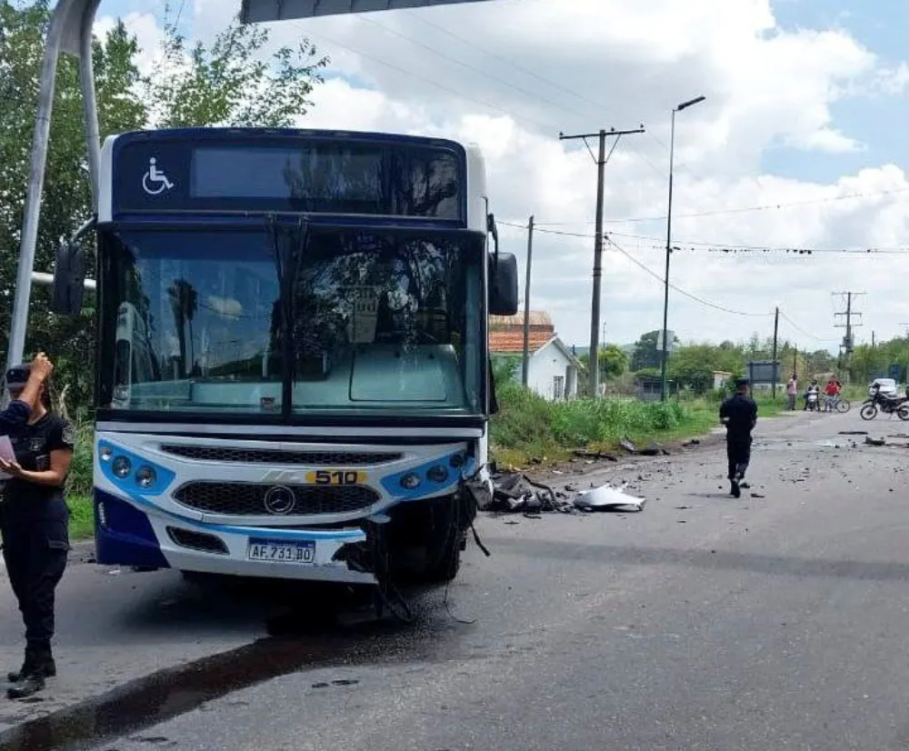 Siniestro vial en el acceso a Santa Ana