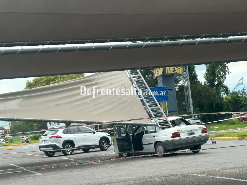 El techo desplomado sobre el automóvil