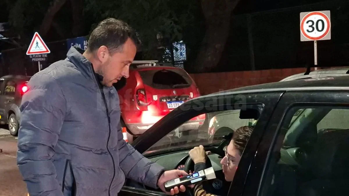 Matías Assennato realiza los controles de alcoholemia en las avenidas de Salta.