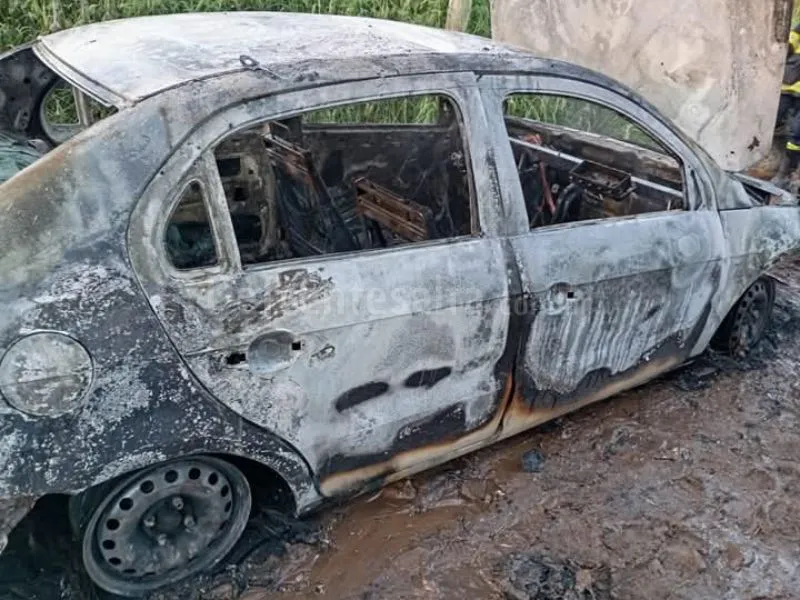 Auto incendiado. Gentileza: Vídeo Tar. 