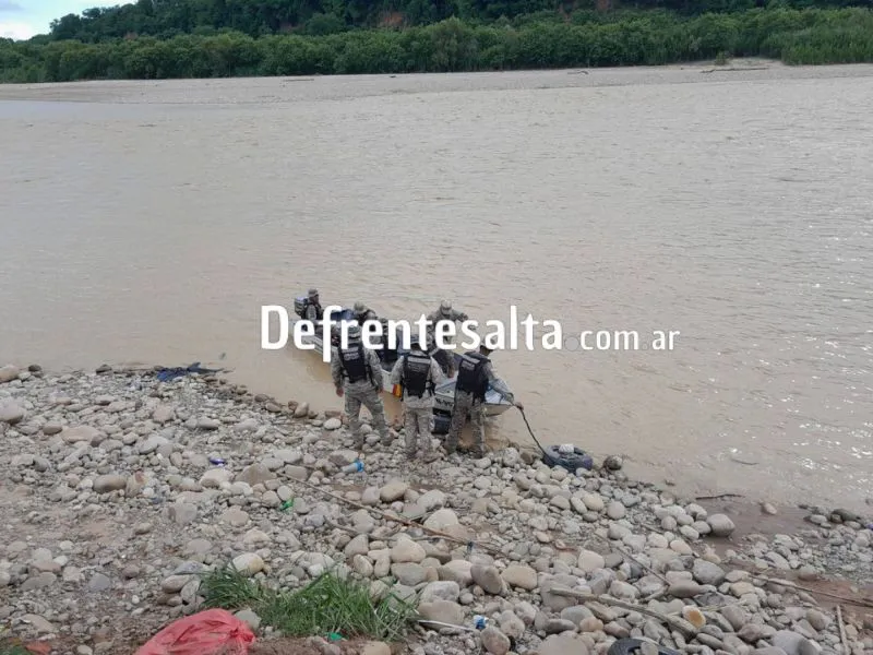 La Policía rescata el cuerpo de la víctima.