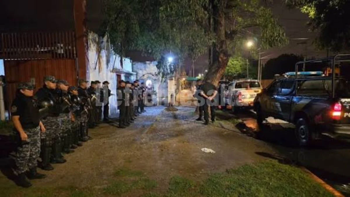 La Policía en barrio Miguel Ortíz tras los enfrentamientos. 